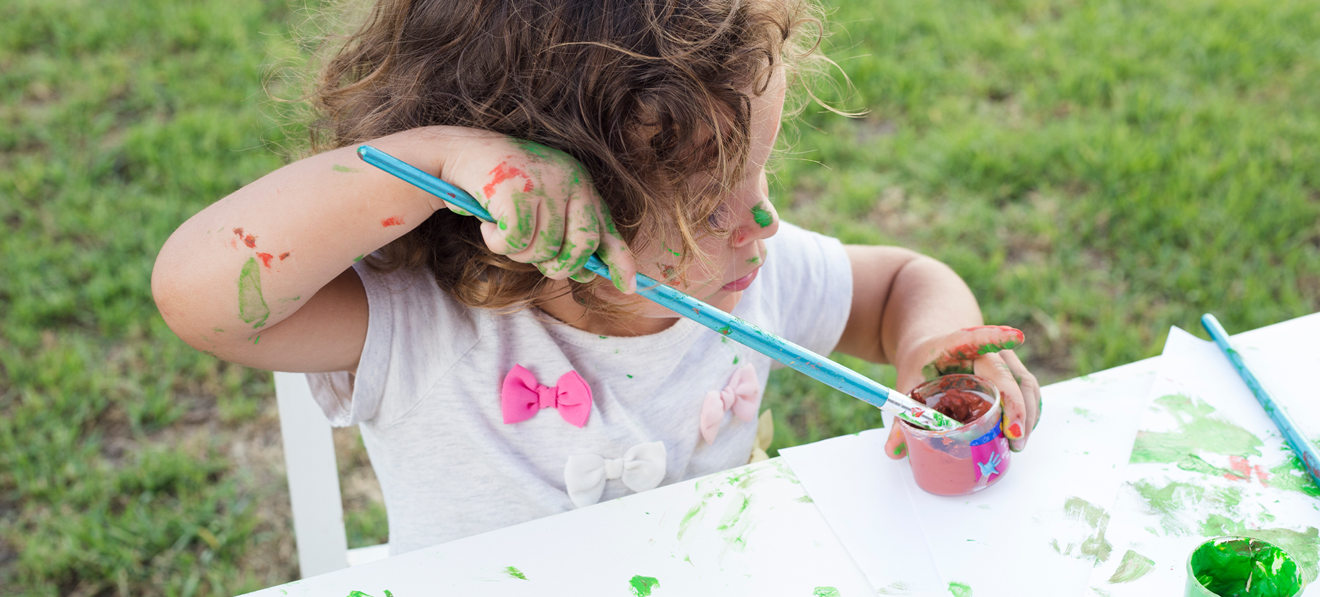 Familias con peques en un taller sensorial de Mauxi
