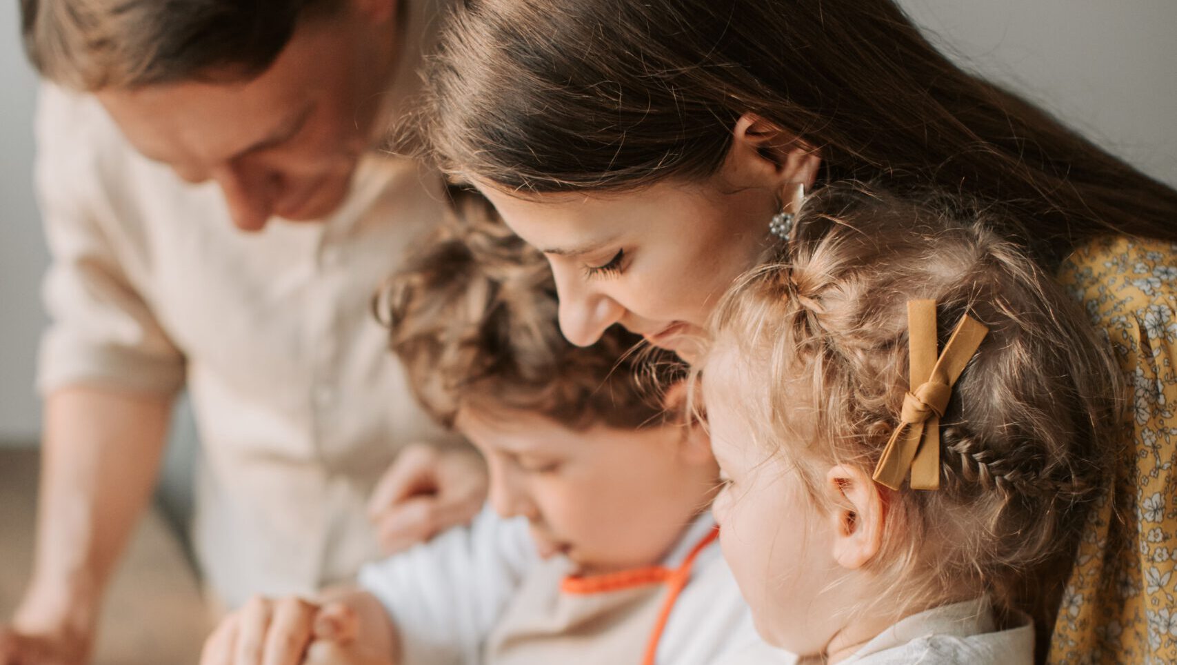 Familia acompañando a su hija con calma
