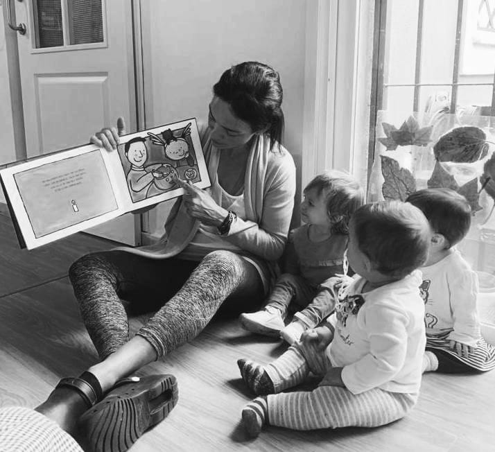 María acompañando a un grupo de familias y bebés