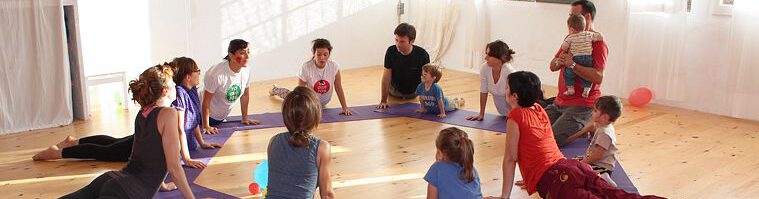 Peques y familias en una sesiÃ³n de yoga infantil de Mauxi